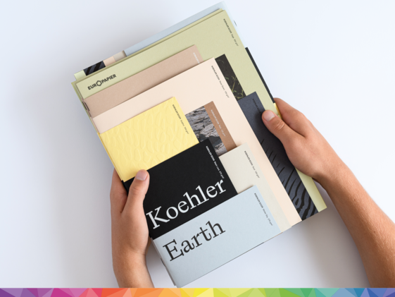 Hand hält Koehler Earth Vorschaukatalog
